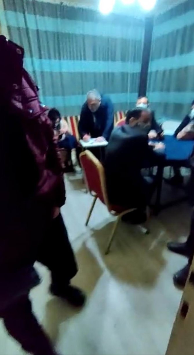 Konya'da apartmandaki kahvehanede yine polise yakalandılar