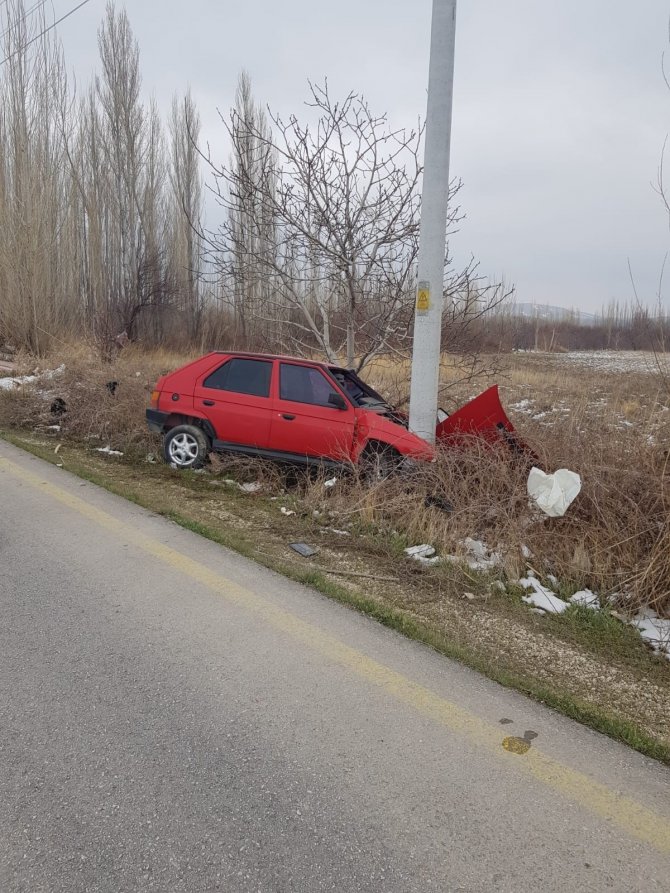 Konya'da direğe çarpan otomobilin sürücüsü yaralandı