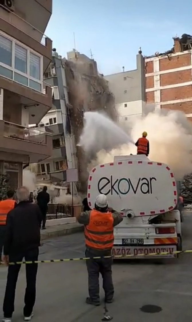 Yıkım esnasında çöken ağır hasarlı bina, başka binaya hasar verdi