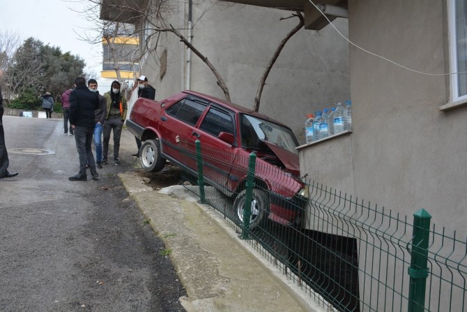 Park halindeki otomobil evin balkonuna girdi