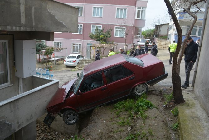 Park halindeki otomobil evin balkonuna girdi