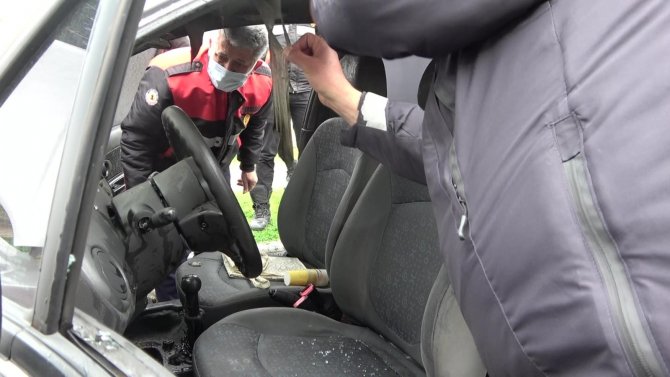 Polisin dikkati bir otomobili yanmaktan kurtardı