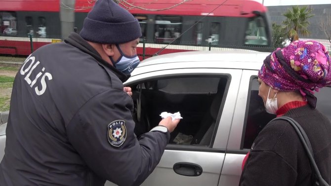 Polisin dikkati bir otomobili yanmaktan kurtardı