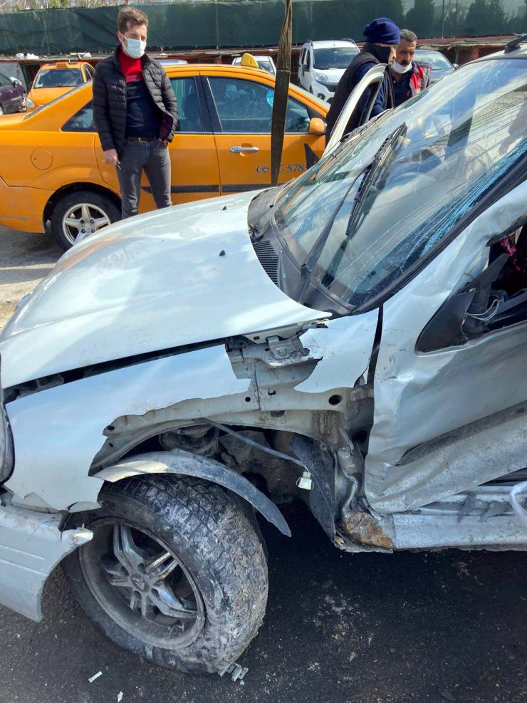 Ters yöne giren minibüsün çarptığı otomobilin sürücüsü öldü