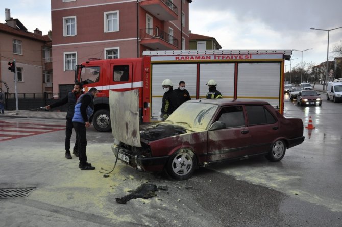 Karaman’da seyir halindeki otomobil alev aldı