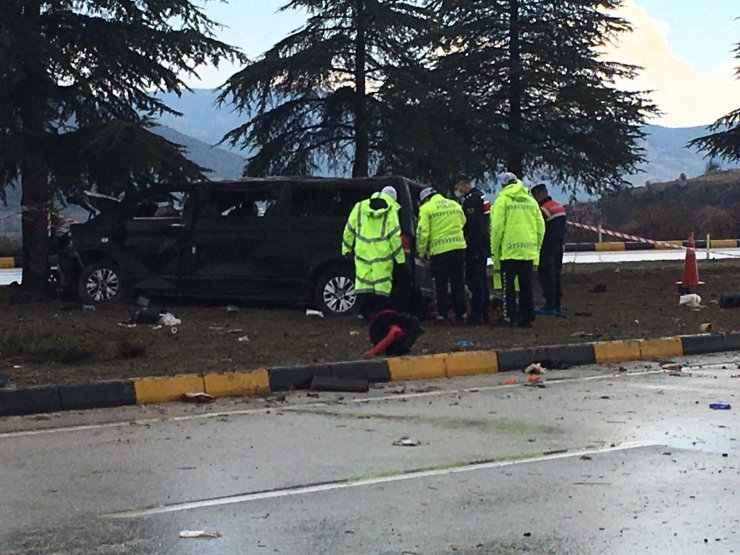 Minibüsle hafif ticari araç çarpıştı: 3 ölü, 8 yaralı