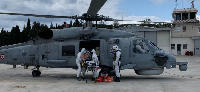 Solunum yetmezliği çeken Covid-19 hastanesi askeri helikopterle taşındı