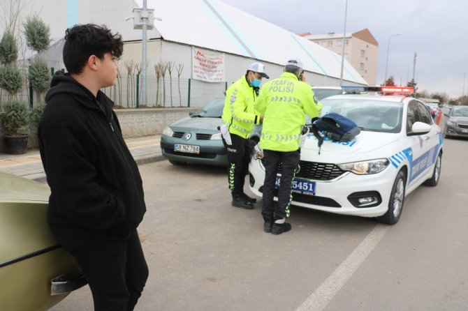 14 yaşındaki ehliyetsiz sürücü polis ekiplerine yakalandı