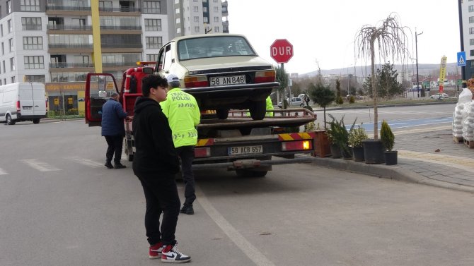 14 yaşındaki ehliyetsiz sürücü polis ekiplerine yakalandı