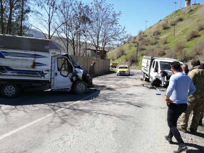 2 kamyonet kafa kafaya çarpıştı