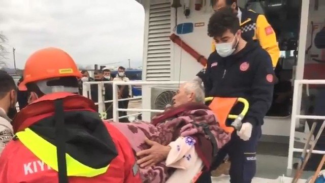 Batan balıkçı teknesindeki 3 kişi son anda kurtarıldı
