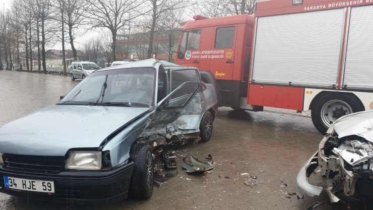 Çarpışan otomobillerin sürücüleri yaralandı