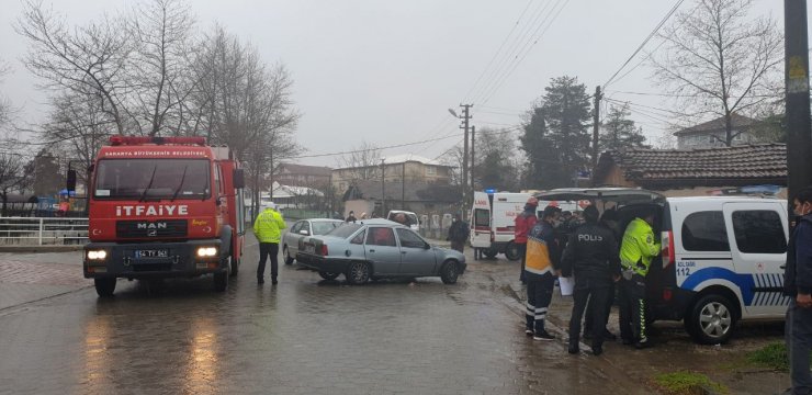 Çarpışan otomobillerin sürücüleri yaralandı