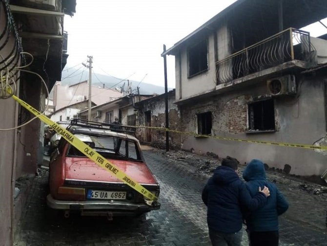Çıkan yangında 5 ev hasar gördü