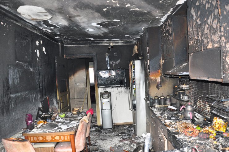 Kazan dairesinde çıkan yangın, 5 ev ile 2 otomobili küle döndürdü