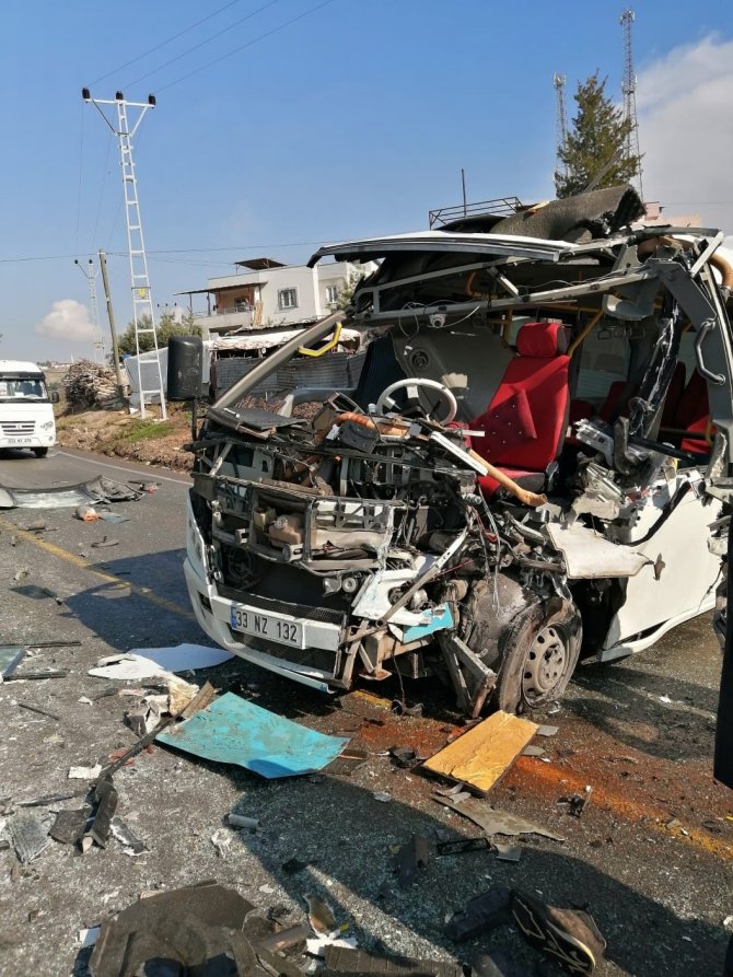 Otobüs ile minibüs çarpıştı: 4 yaralı