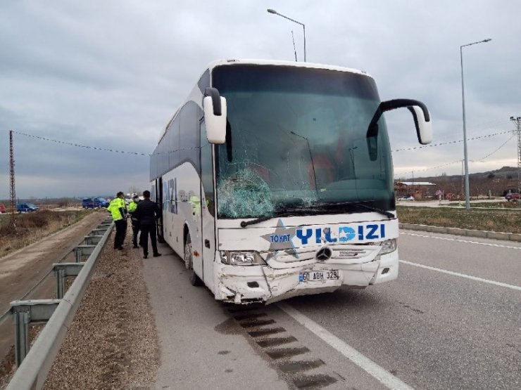 Yolcu otobüsü ile otomobil çarpıştı: 1 ölü