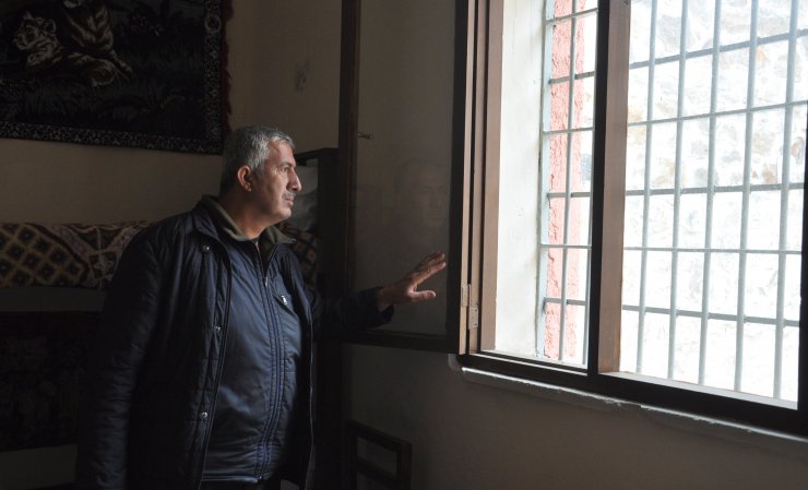 41 yıl görev yaptığı cezaevini kütüphane olarak görünce mutluluk yaşadı