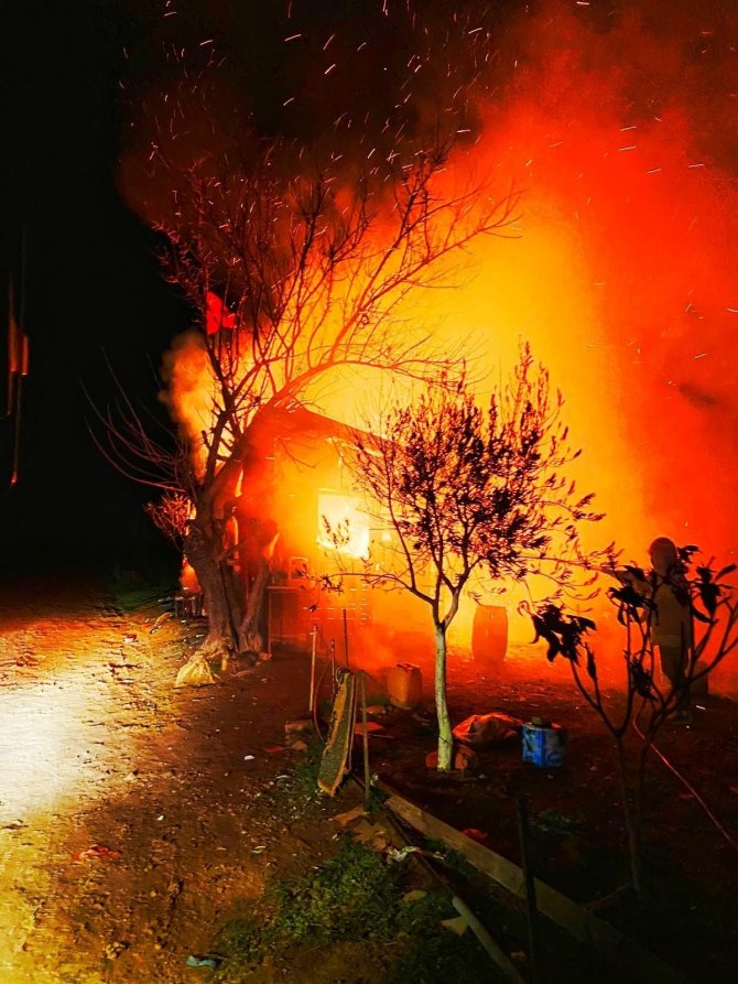 Bağ evinde çıkan yangın, geceyi aydınlattı