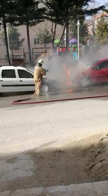 İki otomobil yanarak kullanılmaz hale geldi