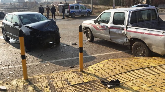 Konya’da pikapla otomobil çarpıştı: 2 yaralı