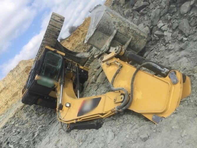 Maden ocağında iş makinesi devrildi, operatör yaralandı