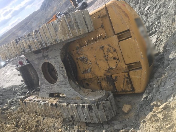 Maden ocağında iş makinesi devrildi, operatör yaralandı