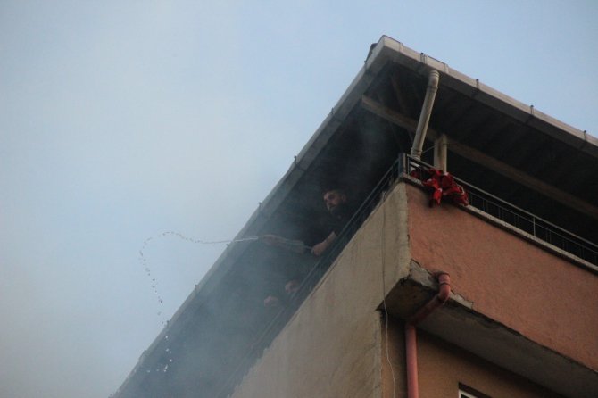 Mangal yapmak için yaktıkları ateş, binayı küle çeviriyordu