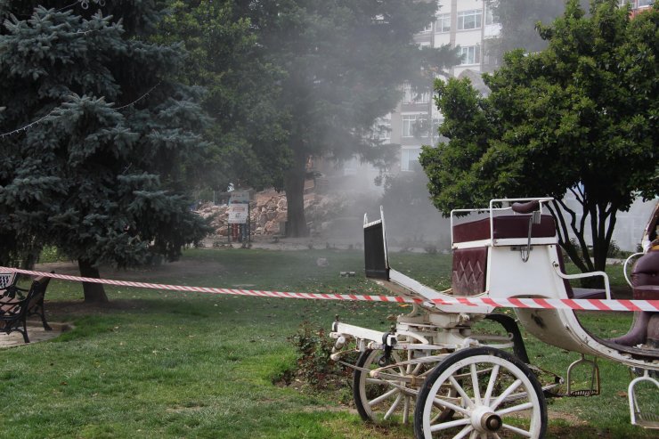 İzmit’te, 28 yıl önce yanan binanın duvarı yıkıldı