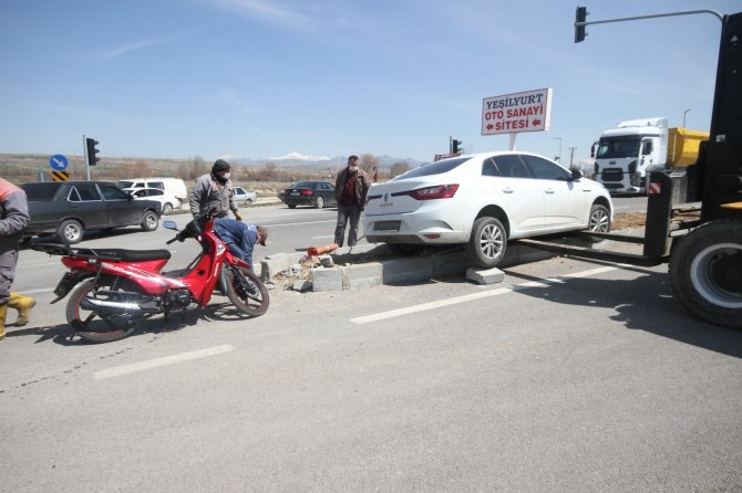 Konya’da motosikletle otomobil çarpıştı: 2 yaralı