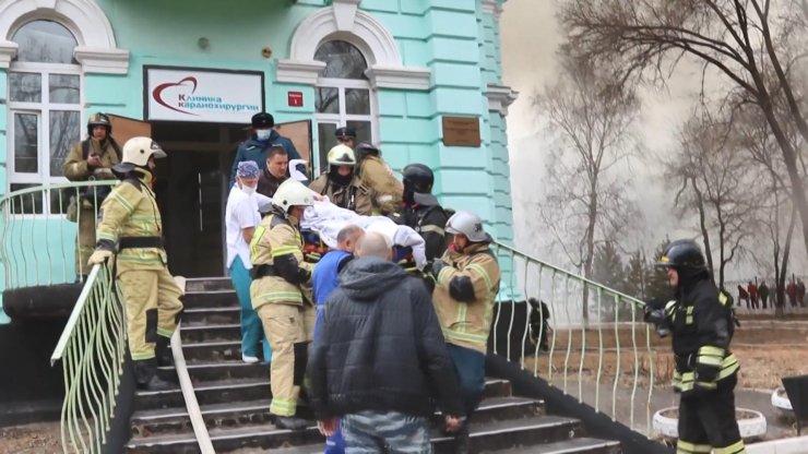 Rusya'da, hastanede yangın sırasında doktorlar ameliyata devam etti