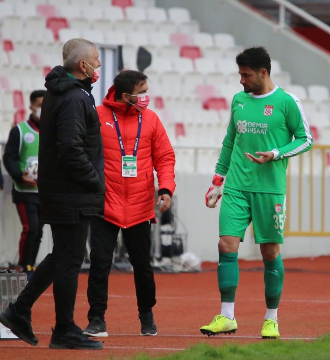 Sivasspor’da kaleci Ali Şaşal sakatlandı