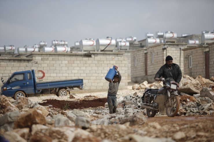 Suriye’de iç savaşın mağduru aileler, briket evlere yerleşti