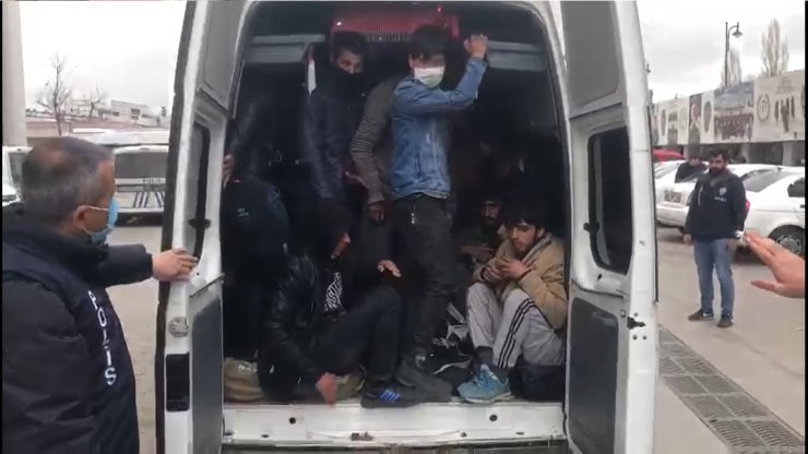17 kişilik minibüsten, 40 düzensiz göçmen çıktı