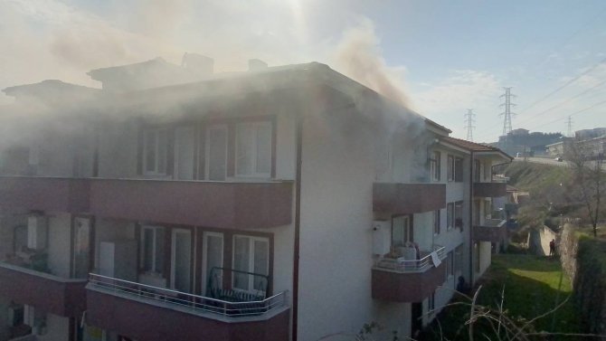 3 katlı binanın en üst katında yangın çıktı, dışarı çıkamayan aile çatıdan kurtarıldı