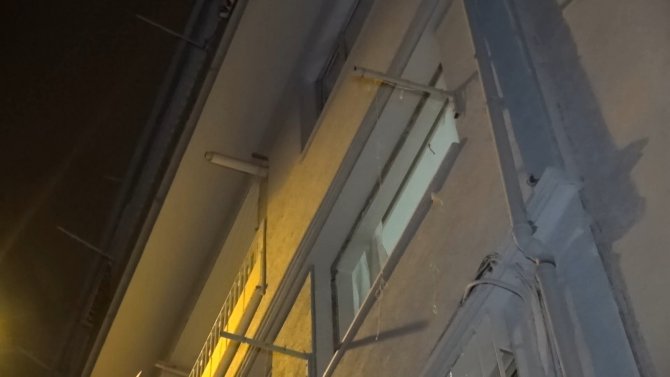 Çakmak gazı bomba gibi patladı, pencereyi yerinden söktü