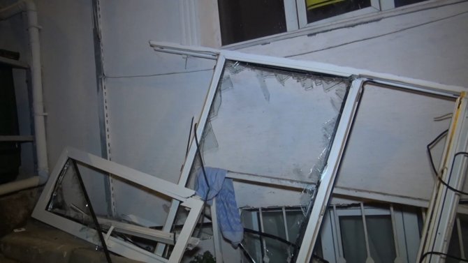 Çakmak gazı bomba gibi patladı, pencereyi yerinden söktü