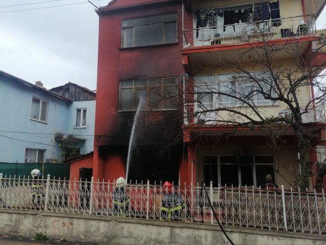 Elindeki sigara ile uyuyunca yangın çıkı