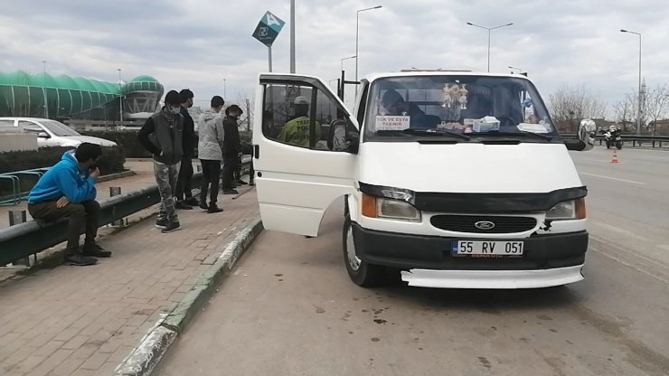 Kamyonet kasasında 8 kaçak göçmen yakalandı