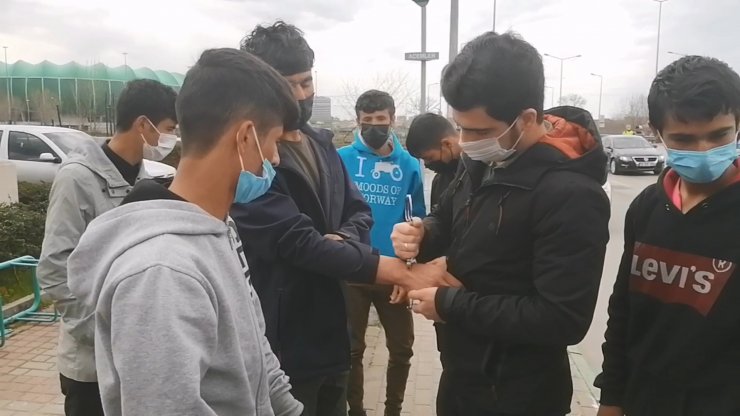 Kamyonet kasasında 8 kaçak göçmen yakalandı