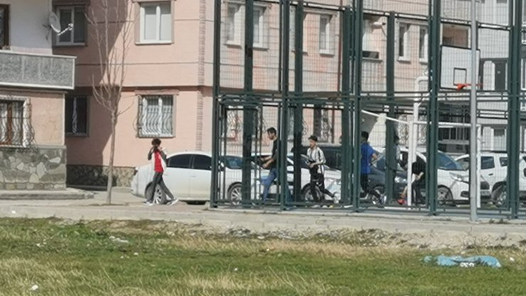 Kısıtlamada parkta oynayan gençlerin polisten kaçma anı kamerada