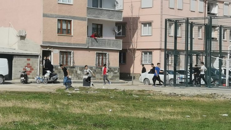 Kısıtlamada parkta oynayan gençlerin polisten kaçma anı kamerada
