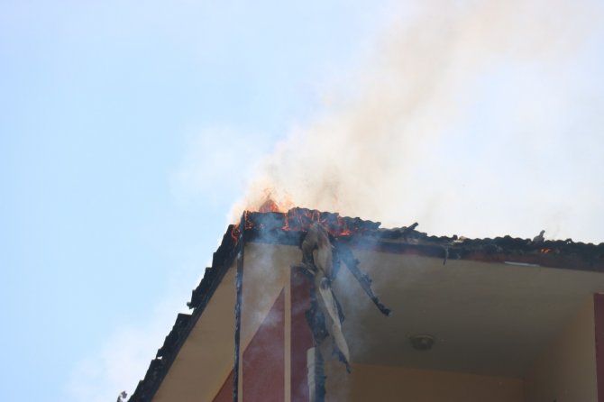 Korkutan yangın: Gökyüzü siyaha büründü, komşularını kapılarını çalarak kurtardı
