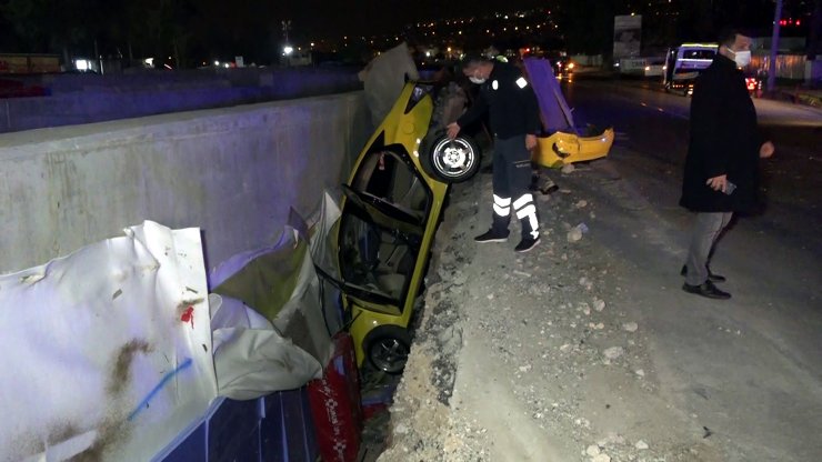 Otomobilin çarptığı taksi betonla toprak arasında asılı kaldı