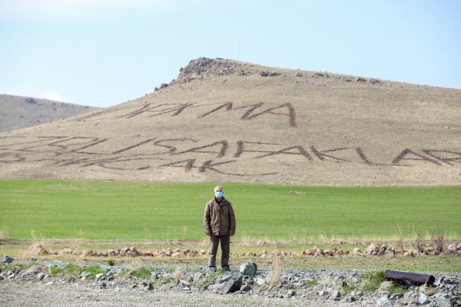 Vatan sevgisini dağlara yazdı