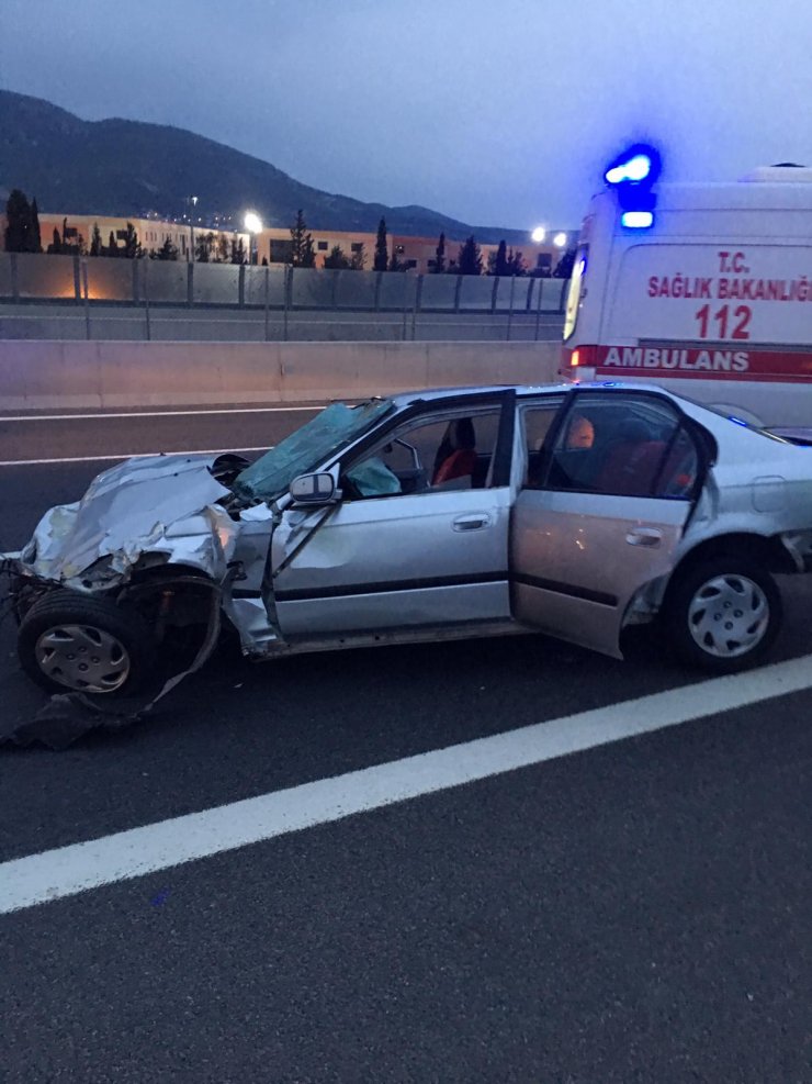 Beton bariyere çarpan otomobildeki 1 kişi öldü, 1 kişi yaralandı