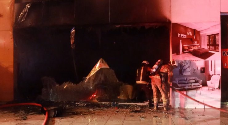 Bursa'da 2 katlı mobilya mağazası yandı