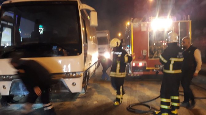 Seyir halindeki otobüs alev aldı