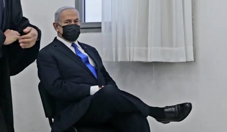 Yolsuzluktan yargılanan Netanyahu'ya "bacak bacak" üstüne poz tepkisi