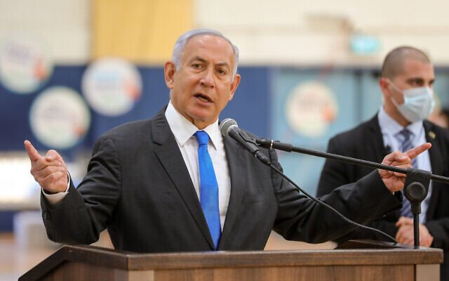 Yolsuzluktan yargılanan Netanyahu'ya "bacak bacak" üstüne poz tepkisi